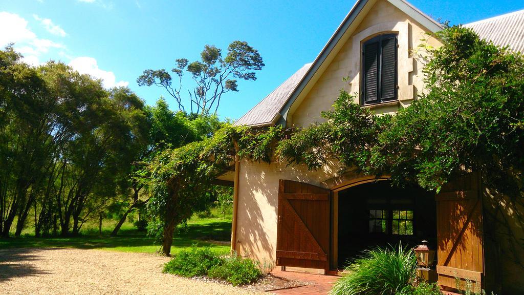 The Barn Villa Bangalow Esterno foto